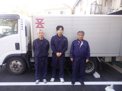 神奈川　トラックを背に3名